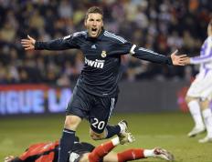 开云体育官方网站-速度编织了夜晚，当F1揭幕战的霓虹映亮锡安撕开的缺口