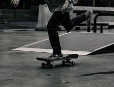 开云体育app-三色风暴，当勒布朗的紫金火焰点燃芝加哥公牛的红色图腾与俄城雷霆的蓝色青春