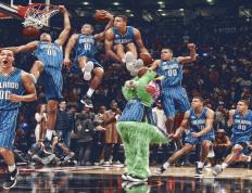 开云官方app入口-当银河战舰碾过蓝月，法比尼奥的沙漠孤勇，一场跨越时空的足球寓言