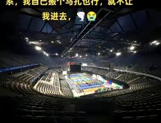 开云官方app入口-包含观众席上铺天盖地的呐喊声，吹动球队士气的词条