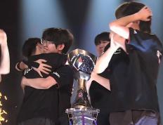 开云平台-CLG绝杀T1，Oner关键团战开团秒人顶尖较量淘汰赛，让粉丝疯狂欢呼