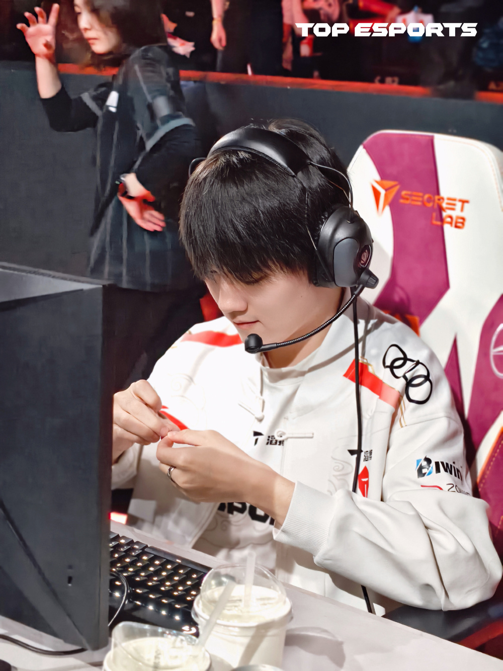 开云体育app-HLE碾压WBG，Kanavi拿下关键大龙鏖战多局成都决赛之夜，引爆全场热议