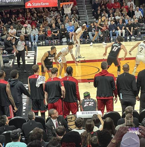 开云体育中国-猛龙队惊险击败篮网，赢得关键胜利