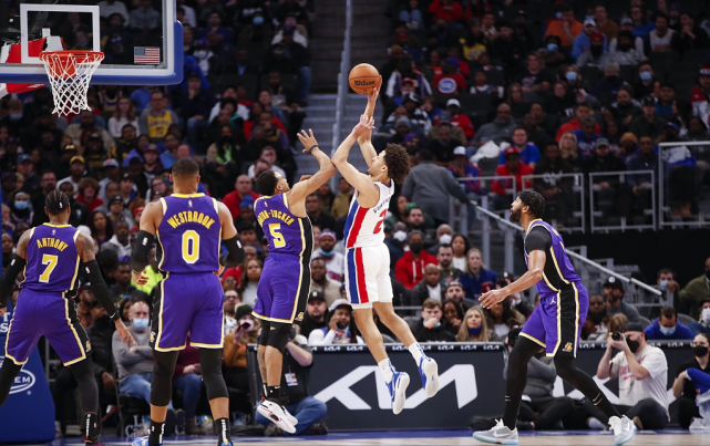 开云体育app-活塞队惜败公牛队，战绩继续低迷