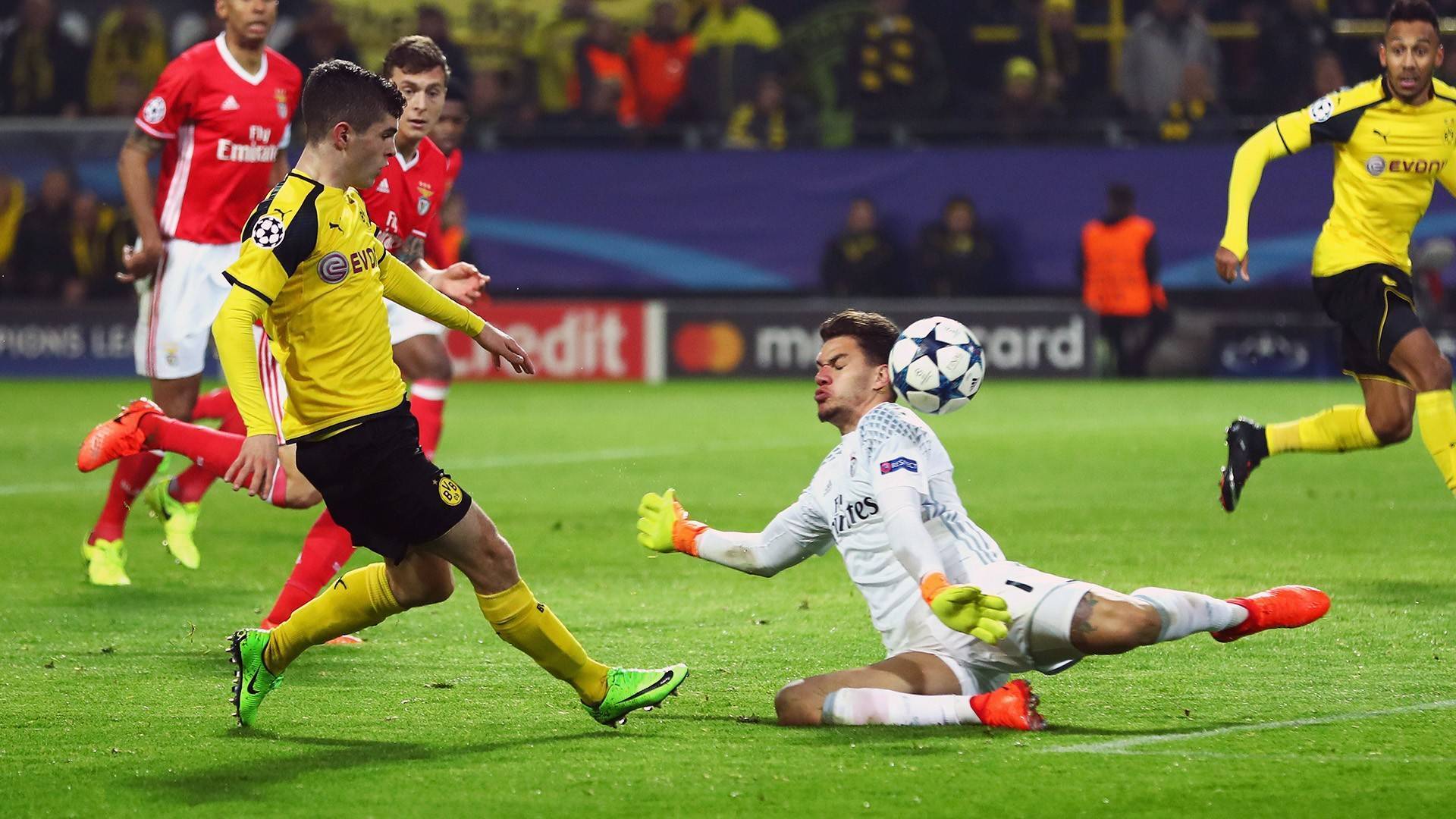 开云下载-激烈角逐！欧洲足球预选赛现场气氛火爆！